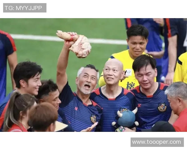 花式足球明星化身老头展现独特风采引发热议与关注 花式足球明星化身老头展现独特风采引发热议与关注