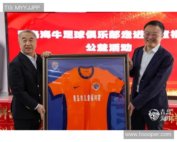 足球明星亲自赠送球迷球衣传递温暖与激情的感人瞬间 足球明星亲自赠送球迷球衣传递温暖与激情的感人瞬间