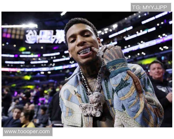 足球明星意外遭遇尴尬瞬间掏裆事件引发球迷热议与媒体关注 足球明星意外遭遇尴尬瞬间掏裆事件引发球迷热议与媒体关注