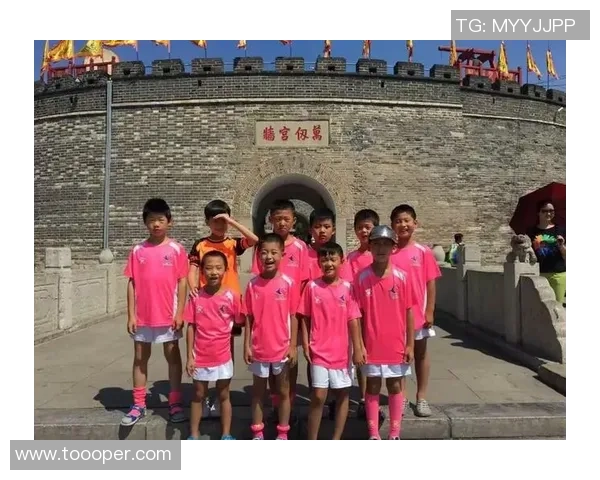 足球明星的孩子们颜值爆表引发热议时尚与运动的完美结合 足球明星的孩子们颜值爆表引发热议时尚与运动的完美结合