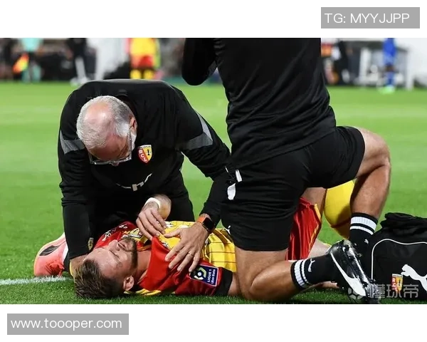 足球明星詹姆斯在比赛中意外受伤的瞬间引发球迷热议与担忧 足球明星詹姆斯在比赛中意外受伤的瞬间引发球迷热议与担忧